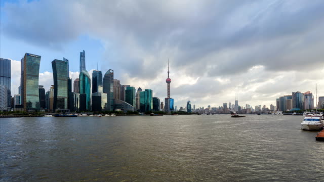 4K-Zeitraffer-der-Skyline-von-Shanghai-und-Stadtbild-mit-bewölktem-Himmel