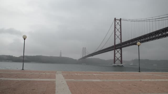 Puente-25-de-abril-y-Cristo-Rey,-Lisboa,-Portugal