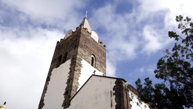 Kathedrale-von-Funchal-Kirchturm-gesehen-von-der-Straße-auf-Madeira