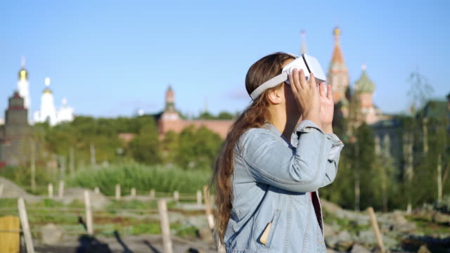 Junge-Frau-im-VR-Brille-am-Stadt-Hintergrund