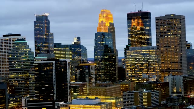 Minneapolis-Skyline---Citylights---Luftbild