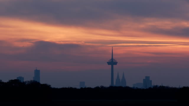 Zeitraffer-der-Sonnenaufgang-über-dem-Stadtbild-von-Köln
