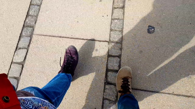Pareja-caminando-en-el-camino-de-la-ciudad-juntos,-piernas-turistas-en-movimiento,-estilo-de-vida-activo