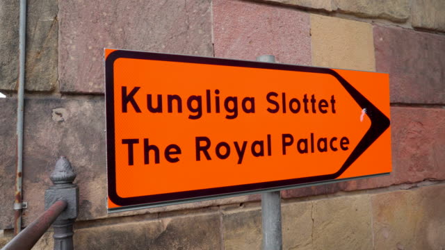 Una-señalización-naranja-diciendo:-el-Palacio-Real-en-Estocolmo-Suecia