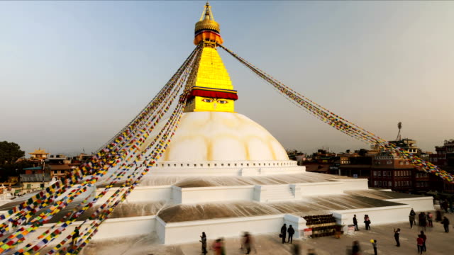 Banderas-de-oración-en-Boudhanath-Stupa-en-las-luces-del-amanecer.-Katmandú,-Nepal
