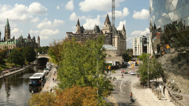 Canal-de-Rideau-por-Parliament-Hill-en-Ottawa,-Ontario-Canadá