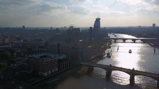Impresionante-vista-aérea-de-la-ciudad-de-Londres-desde-arriba-durante-el-atardecer.