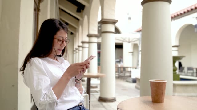 Mädchen-brach-in-Gelächter-während-SMS-im-café