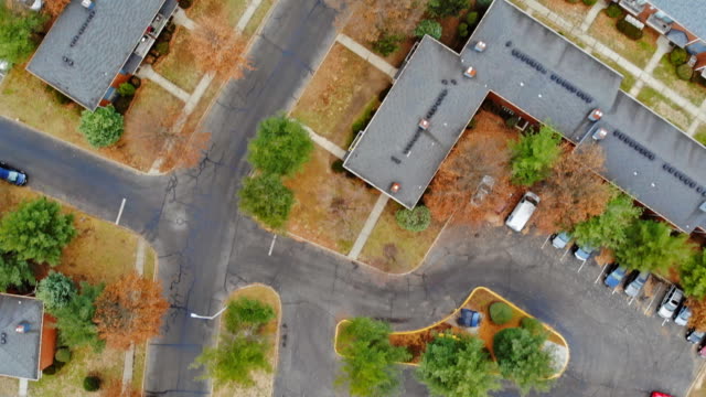 Luftaufnahme,-Blick-hinunter-auf-die-Stadtentwicklung-Gehäuse-gelb-Bäume-und-Dächer