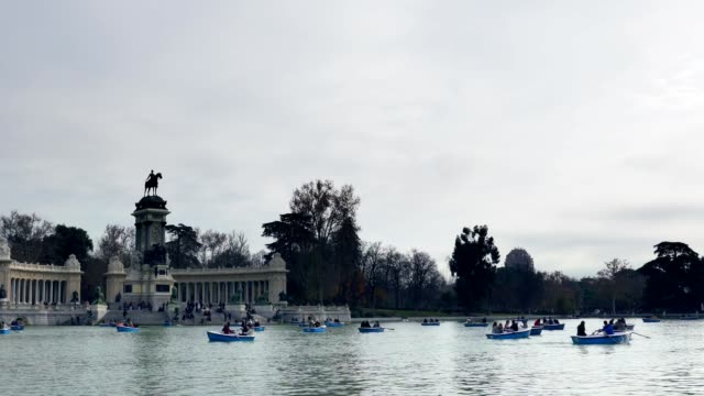 Retiro-Park-lake-in-Madrid,-with-lots-of-small-boats