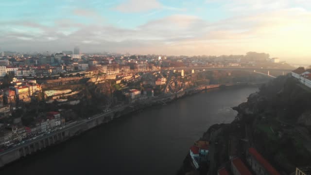 Vista-aérea-del-río-Duero-y-la-ciudad-de-Oporto-(Portugal)-durante-la-puesta-de-sol/amanecer