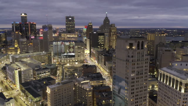 Skyline-de-Detroit-Michigan-en-perfil-plano-aéreo-del-atardecer