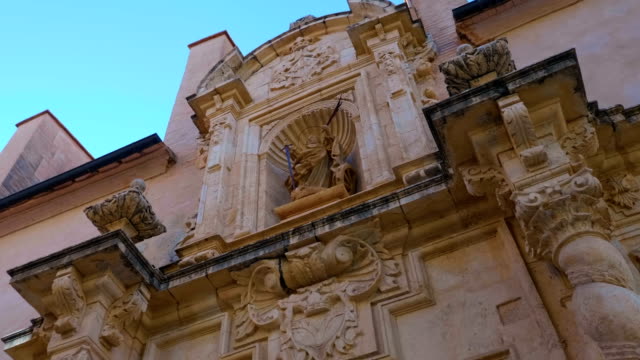 Schöne-alte-Kirche-mit-verdrehten-Säulen,-eine-kunstvoll-verzierte-Fassade