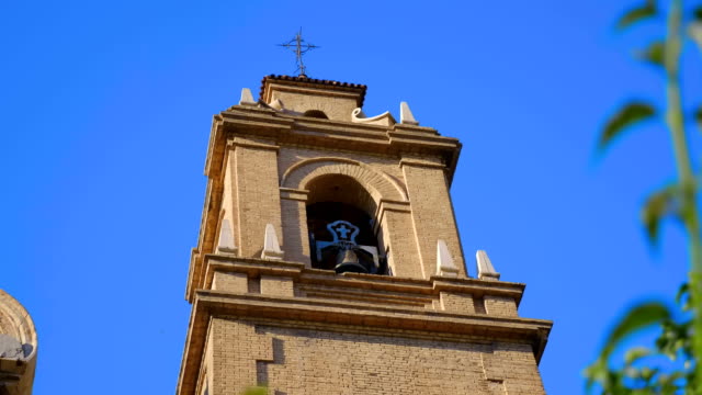 Schöne-alte-Kirche-mit-Glocken-im-Glockenturm-in-der-spanischen-Stadt