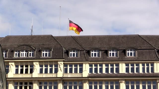 Deutsche-Flagge-auf-dem-Dach-des-Gebäudes