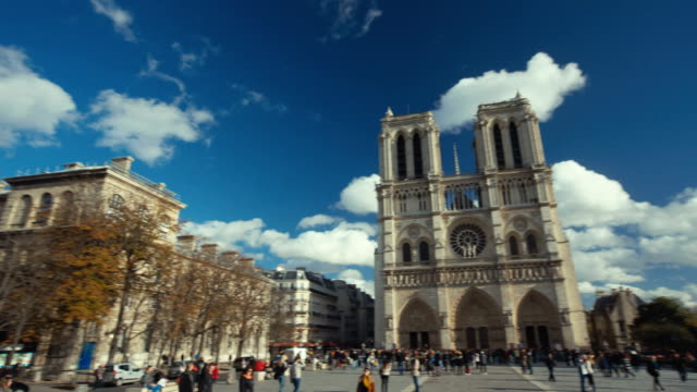 París,-Francia---11-de-noviembre-de-2014:-Toma-panorámica-toma-de-apertura-de-la-famosa-iglesia-de-Notre-Dame-en-París.