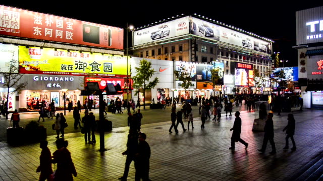 Beijing,-China-–-Nov-1,2014:-Der-geschäftigen-Einkaufsstraße-im-Wangfujing-Bereich-in-Peking,-China