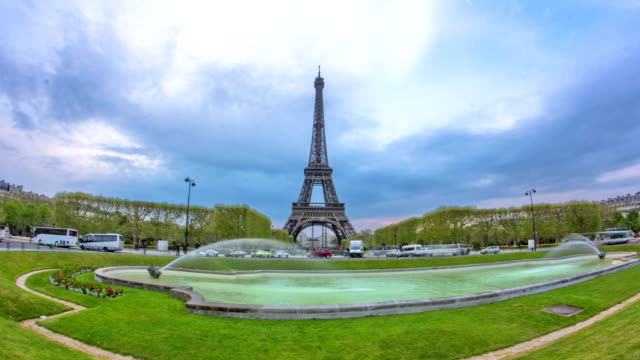 Eiffel-Tower-with-central-perspective-with-fountain-timelapse-hyperlapse