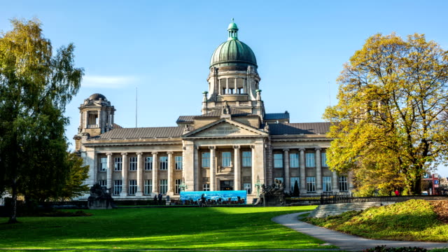 hamburg-courthouse-by-day-with-blue-sky-DSLR-hyperlapse