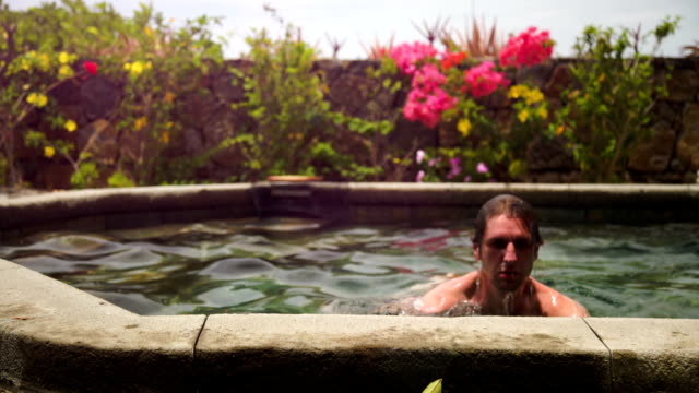 Mann-genießt-die-Sonne-im-pool