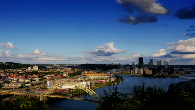 Timelapse-del-horizonte-de-la-ciudad-de-Pittsburgh,-AMPLIA