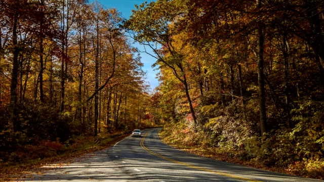 Verkehr-mit-malerischen-Herbstfarben-in-den-Blue-Ridge-Mountains