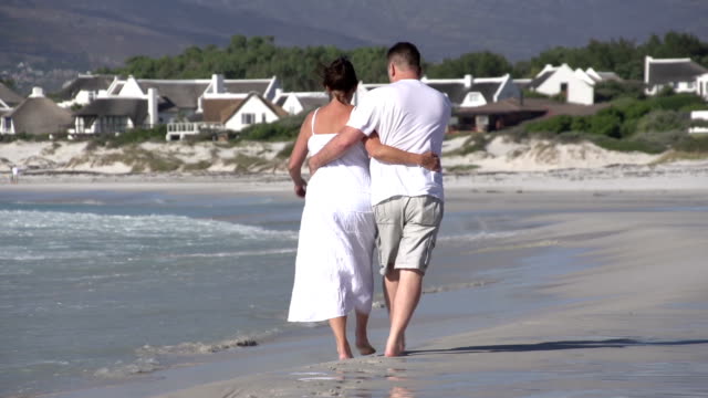Romantisches-Paar-zu-Fuß-am-Strand-entlang,-Kapstadt,-Südafrika