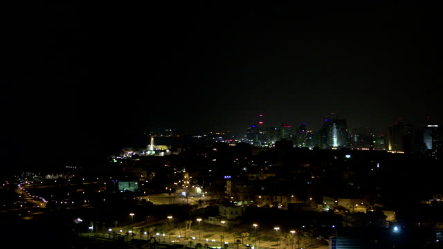 Israel-Tel-Aviv-skyline-bei-Nacht-Weitwinkelaufnahme-pan