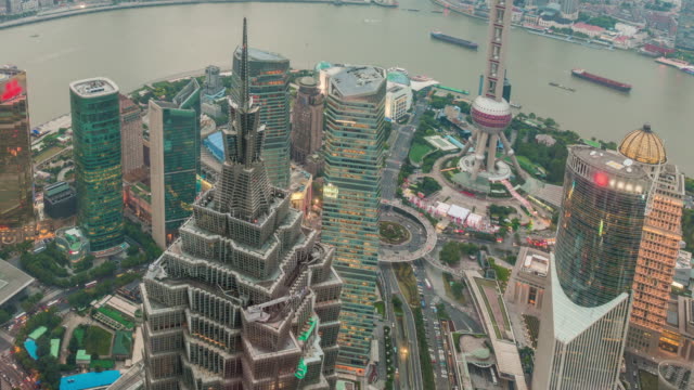 Zeitrafferaufnahme-Oriental-Pearl-Tower-in-der-Dämmerung-bis-Nacht-im-Finanz--und-Handelszentrum-Lujiazui-in-Pudong