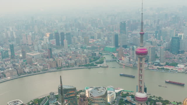 Time-lapse-fotografía-torre-de-la-perla-Oriental-desde-el-anochecer-hasta-por-la-noche;-ubicado-en-la-zona-comercial-y-Finanzas-de-Lujiazui-en-Pudong