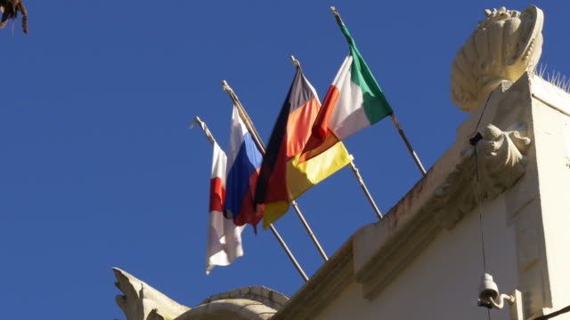 Día-soleado-banderas-europeas-meciéndose-al-viento-en-el-último-piso,-4-k,-barcelona,-España
