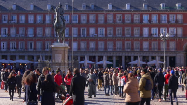 España-la-luz-solar-abarrotado-monumento-plaza-mayor-de-madrid-4-K