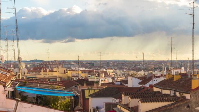 Día-soleado-panorama-de-la-ciudad-de-Madrid-en-el-último-piso,-4-K-lapso-de-tiempo-de-España