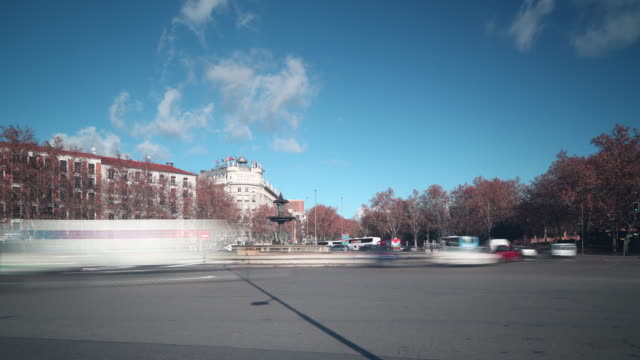 Sonniger-Tag-Madrid-Brunnen-Platz-Verkehr-auf-4-k-Zeitraffer-Spanien