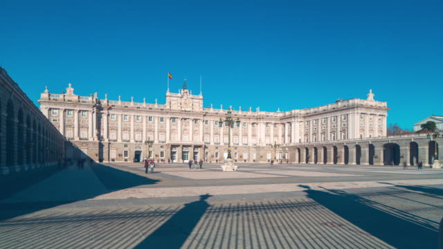 Madrid-luz-de-día-famoso-turísticas-vista-panorámica-del-Palacio-Real-de-4-k-lapso-de-tiempo-de-España