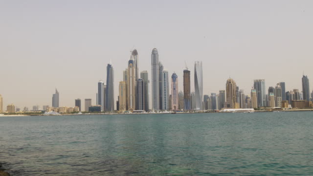 Verano-de-los-edificios-de-la-bahía-marina-de-dubai-famoso-panorama-4-k,-Emiratos-Árabes-Unidos