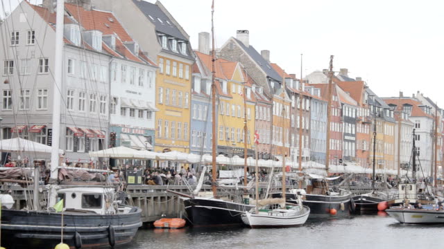 Busy-Nyhavn-canal,-waterfront