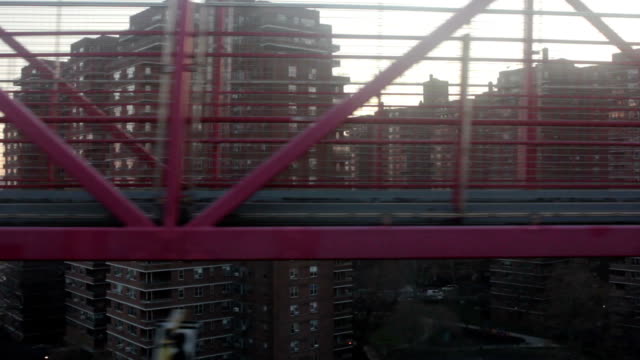 pov-Brooklyn-apartments-bei-Sonnenuntergang,-gefilmt-von-der-U-Bahn-entfernt