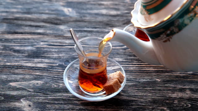 Pouring-cup-of-tea-slow-motion