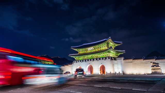 Lapso-de-tiempo-de-tráfico-Gyeongbokgung-Palacio-y-por-la-noche-en-seúl,-Corea-del-Sur.