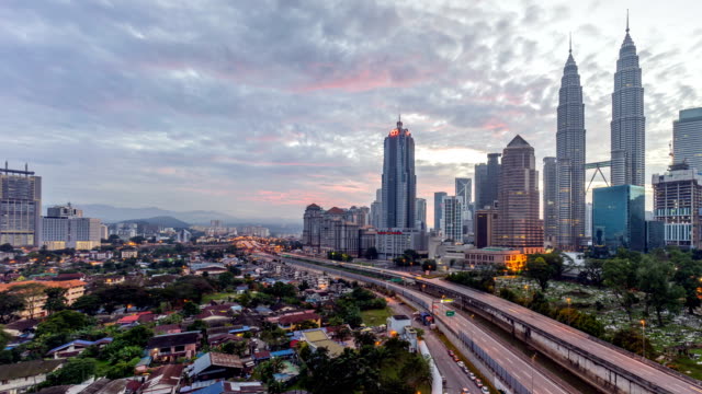 Espectacular-amanecer-en-la-ciudad-de-Kuala-Lumpur.-Mudanza-y-cambio-de-nubes-de-color.-Vista-aérea.
