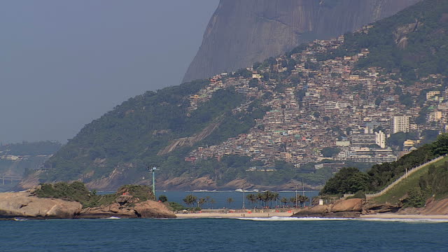 Flachwinkelansicht-Luftaufnahme-der-Strand-von-Ipanema,-Rio-De-Janeiro