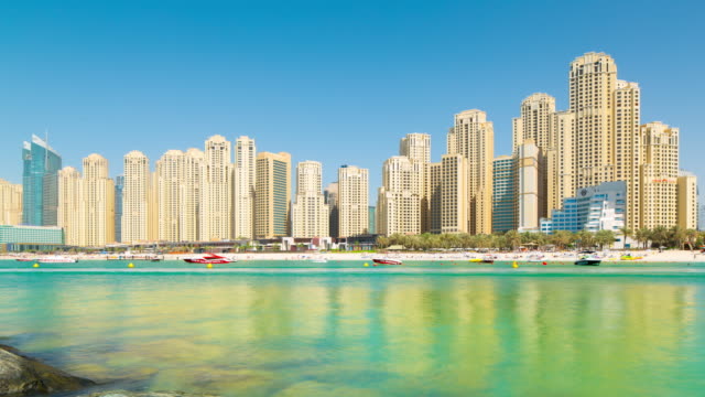 VAE-sonniger-Tag-Dubai-Marina-JBR-Strand-–-Panoramaaufnahme-4-k-Zeitraffer