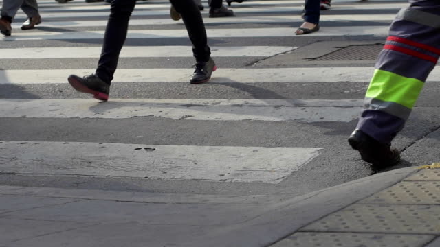 Füße-beim-Überqueren-der-Straße-in-der-Innenstadt-von-In-Buenos-Aires-Zeitlupe
