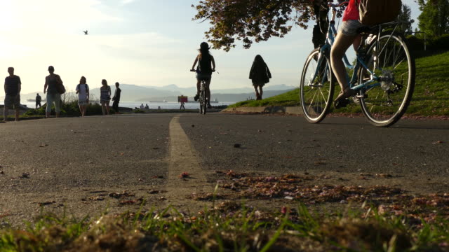 Mädchen-Reiten-Fahrrad-Ozean-Ufer-von-Vancouver