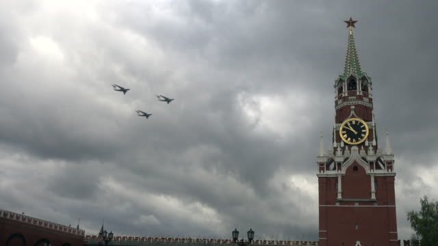 Düsen-fliegen-über-Kreml-Spasski-Turm