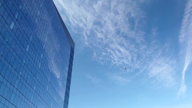 El-avión-está-volando-cerca-de-rascacielos
