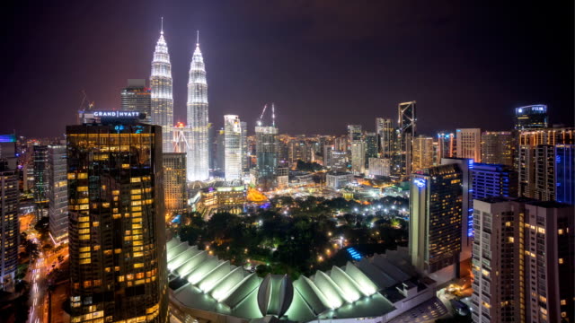 Nightscape-bewölkt-Zeitraffer-Kuala-Lumpur-Skyline-der-Stadt.