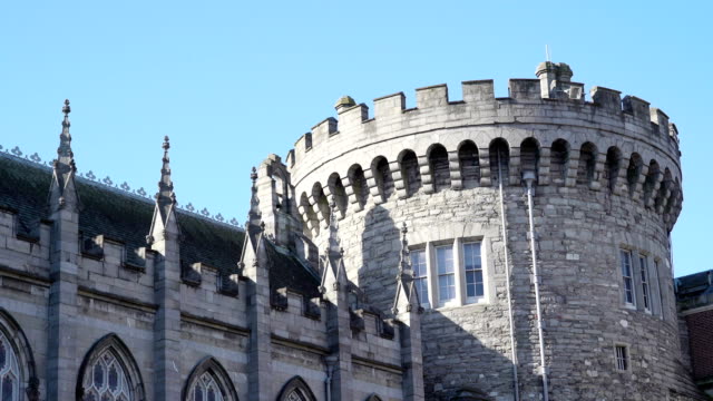 El-bello-castillo-de-Dublín-en-la-vista-exterior