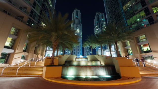 Nacht-Beleuchtung-Dubai-Stadt-Touristen-zu-Fuß-Bay-Brunnen-4-k-Zeit-verfallen-Vereinigte-Arabische-Emirate
